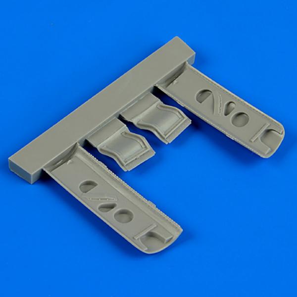 QB32160 P-40E Warhawk undercarriage covers 1/32