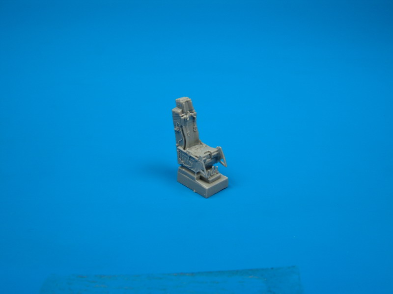 QB72013 F-16A/C ejection seat with safety belts 1/72