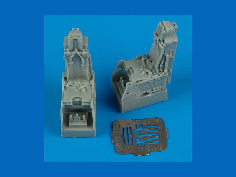 QB72142 F-15E ejection seats with safety belts 1/72
