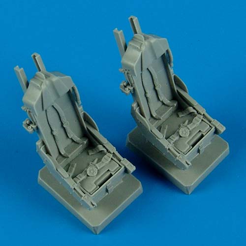 QB48489 F-5F seats with safety belts 1/48